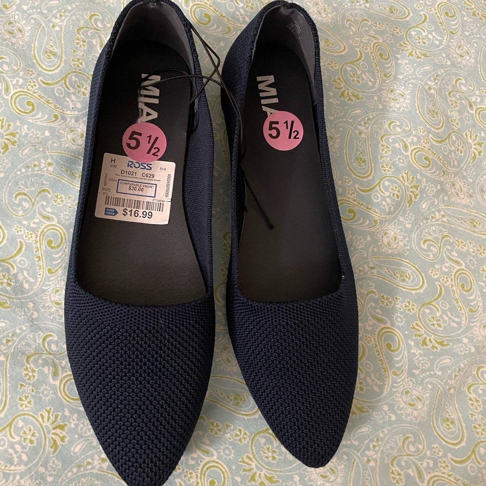 Navy blue pointed toe flats